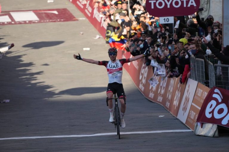 Pedalando 50km sozinho, Tadej Pogacar vence Strade Bianche