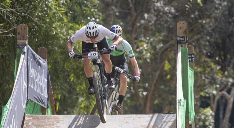 Alan Hatherly e Pauline Ferrand Prevot vencem o short track na Copa do Mundo de MTB em Petrópolis