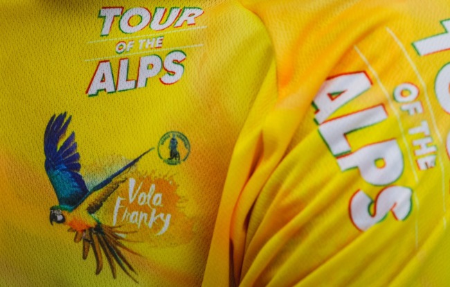 Detalhe da camisa de ciclista mais combativo no Tour dos Alpes