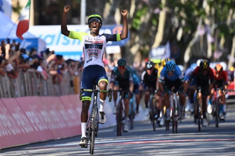 Histórico! O eritreu Biniam Girmay é o primeiro africano a vencer no Giro d’Italia!