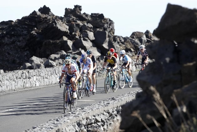 Ciclistas escalam o Monte Etna | Foto @AFP