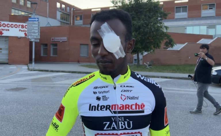 Após acidente com rolha no pódio, Biniam Girmay abandona o Giro d’Italia