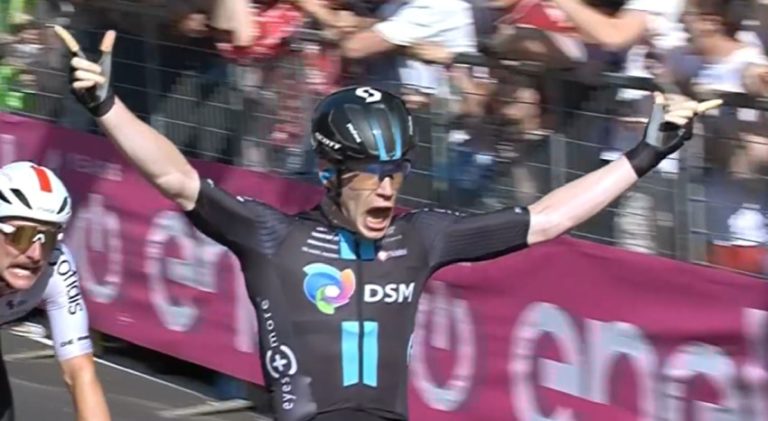 Alberto Dainese vence sprint no Giro!