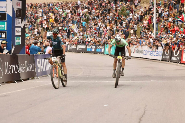 Luca Braidot vence pela primeira vez na Copa do Mundo de MTB após choque de suíços!