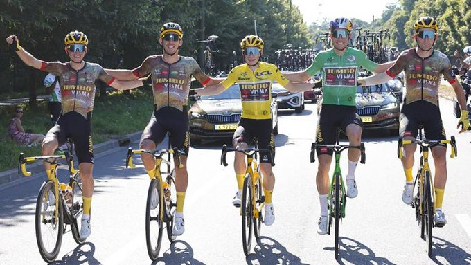 Jumbo Visma comemora o Tour de France | foto AFP