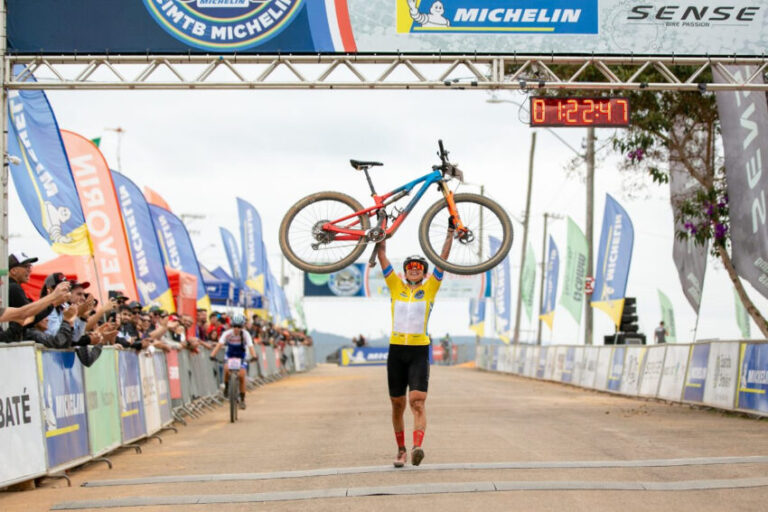 Raiza e Zé Gabriel dominam a Copa Internacional de MTB em Taubaté