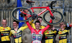 Roglic Tricampeão da Vuelta | Foto A.S.O.
