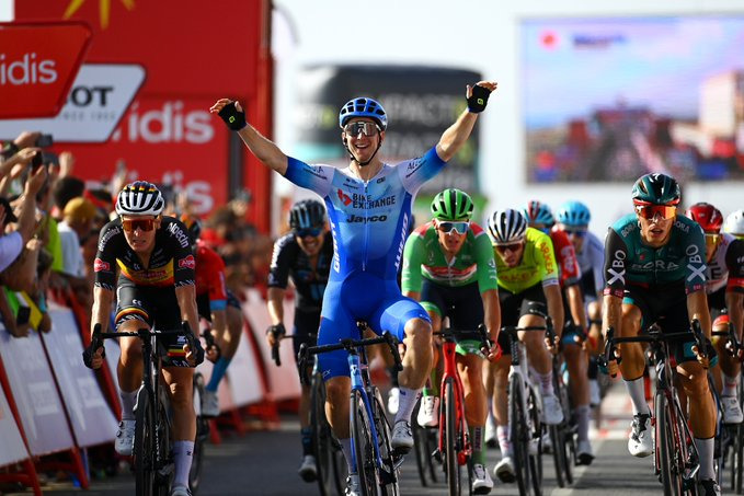 Kaden Groves vence sprint na Vuelta em dia de queda e abandono de Alaphilippe