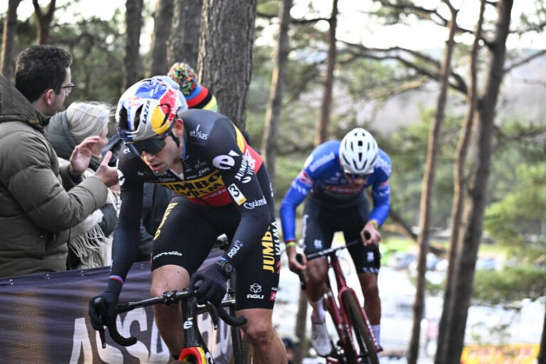 Wout van Aert vence Van der Poel em Zolder