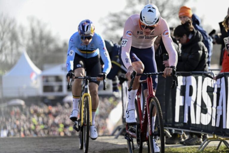 Mathieu van der Poel vence Wout van Aert e é o campeão mundial de CX!