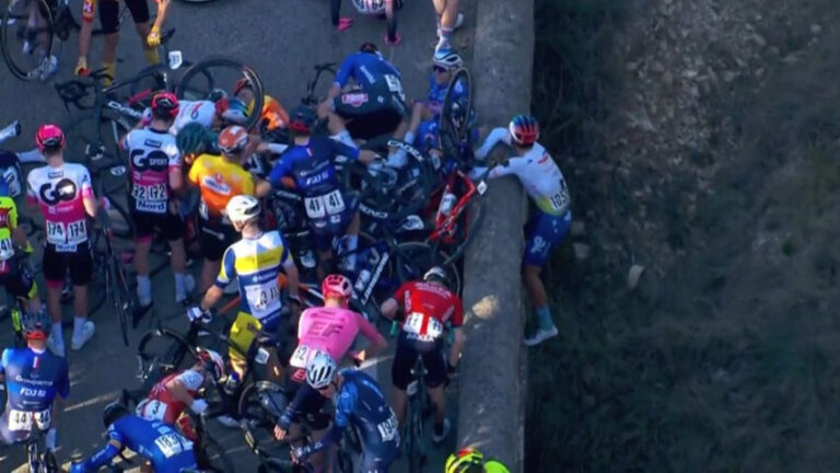 Ciclista fica pendurado em ponte em acidente na França