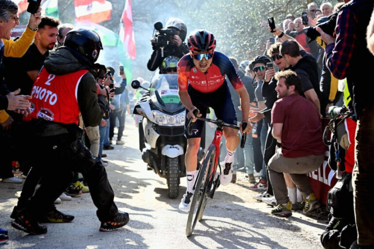 Tom Pidcock vence Strade Bianche!