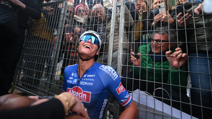 Van der Poel celebra vitória na Milão-San Remo. (AFP)
