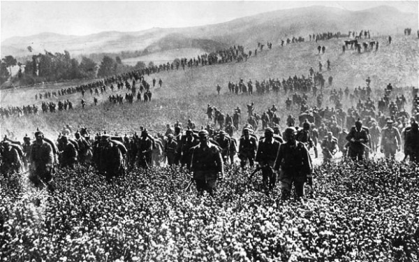 Soldados alemães cruzam os Flandres belgas durante a Ia Guerra Mundial