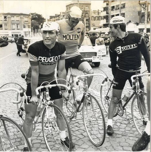 Walter Godefroot, Eddy Merckx e um ciclista da Salvarani (Possivelmente Marino Basso) no Tour de France 1972
