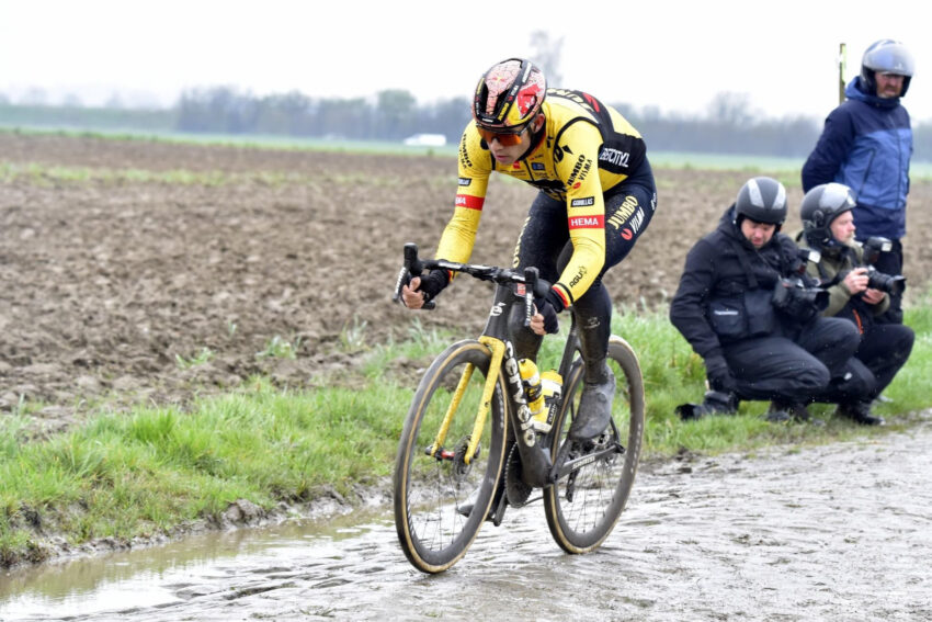 Wout van Aert faz o reconhecimento do trajeto da Paris Roubaix 2023