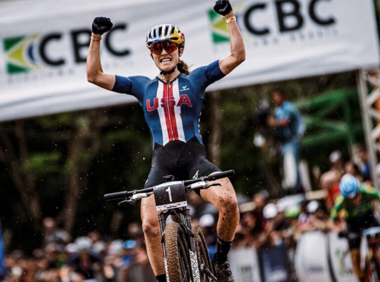 Kate Courtney vence XCO e carimba vaga para Paris 2024