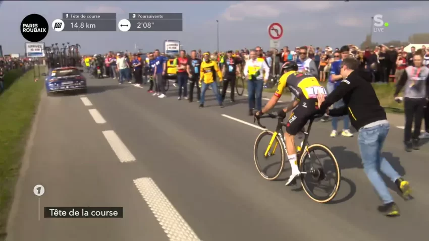 Wout van Aert troca de bicicleta após furo