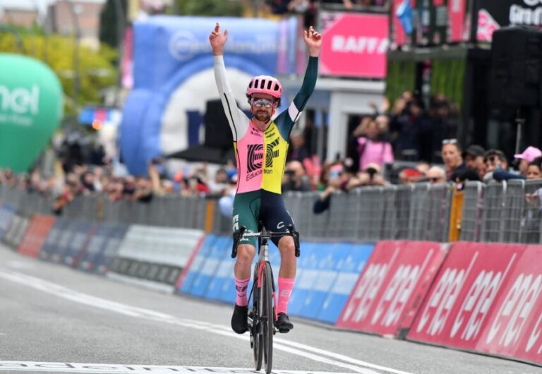 Ben Healy  vence no Giro, Roglic ataca e desconta tempo de Evenepoel