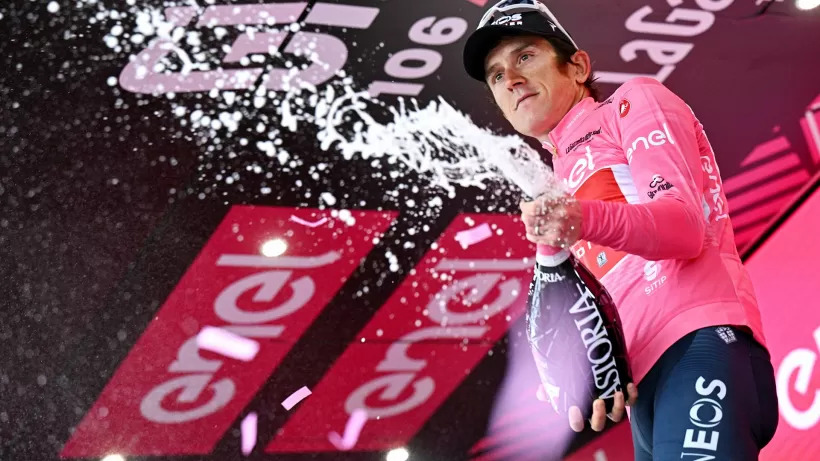 Geraint Thomas veste a Maglia Rosa no Giro d'Italia | Foto Getty