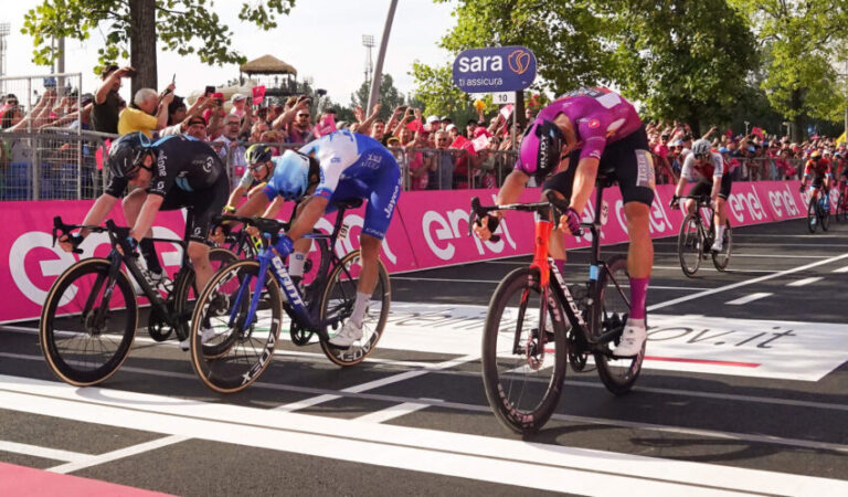 Giro d’Italia tem sprint milimétrico