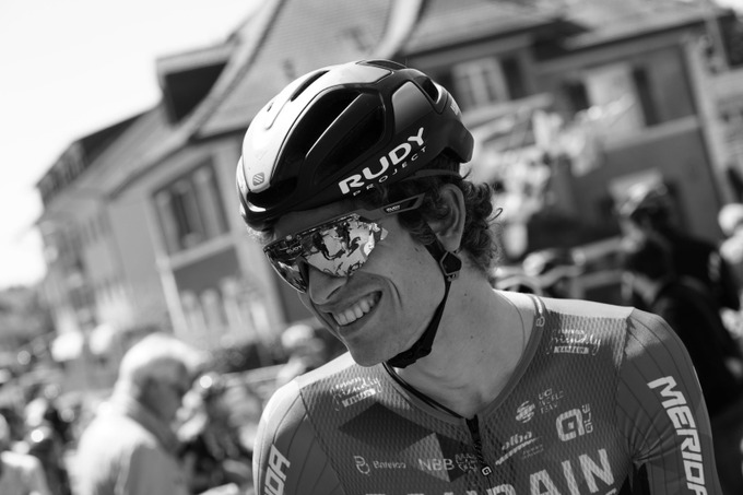 Ciclista suíço Gino Mader morreu em queda durante Tour de Suisse