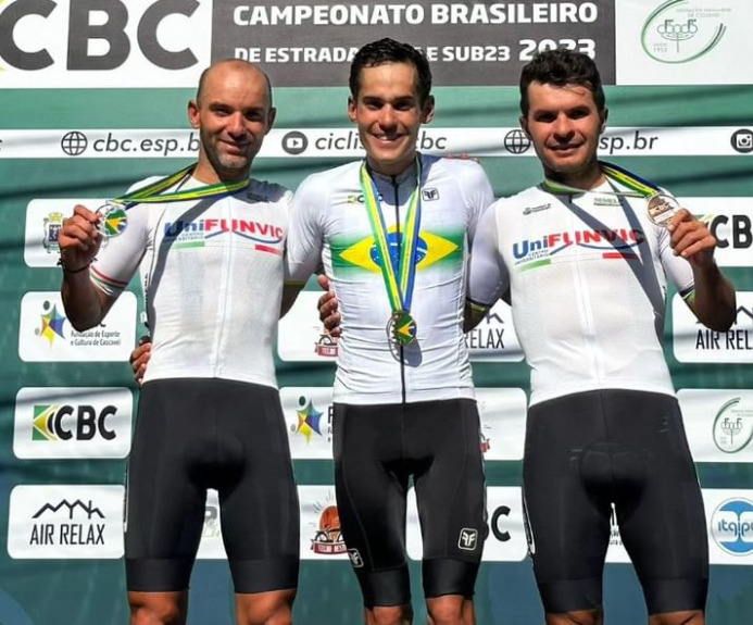 Pódio do campeonato brasileiro de ciclismo 2023 - Caio Godoy ao centro, Didi Melo e Kleber Ramos