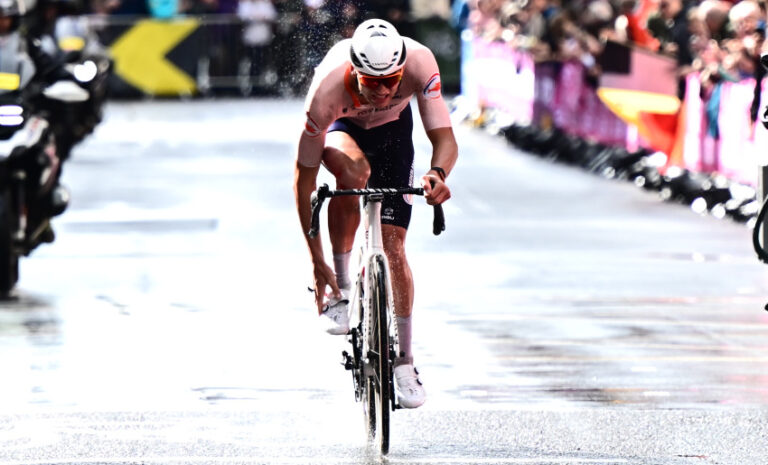 Mathieu van der Poel é campeão mundial de ciclismo!