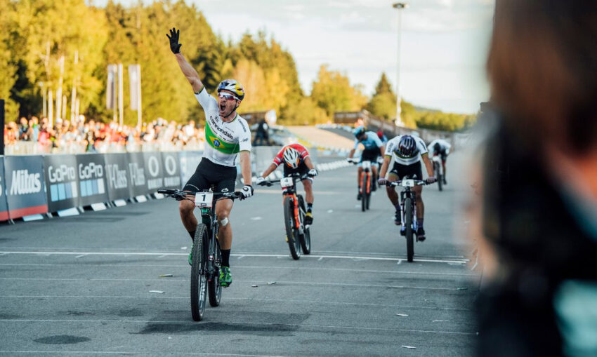Henrique Avancini vence etapa da Copa do Mundo de MTB