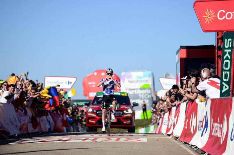 Remco Evenepoel vence na Vuelta, Sepp Kuss aumenta vantagem