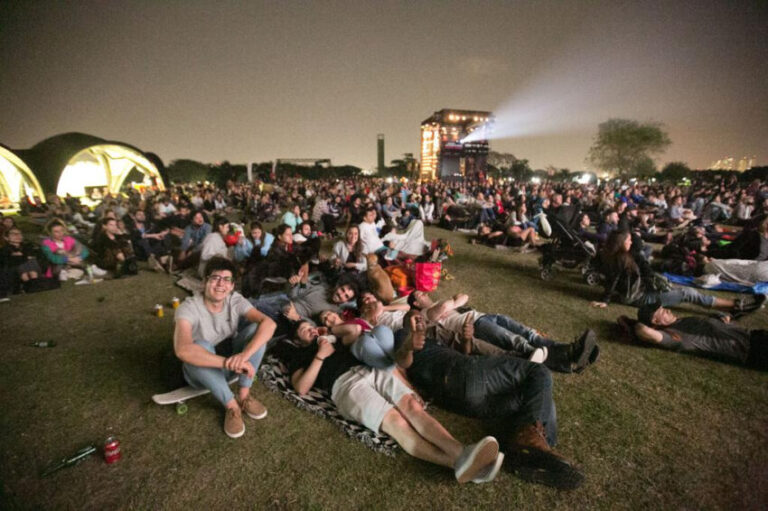 Parque Villa-Lobos recebe maior festival de cinema ao ar livre em clima de piquenique neste final de semana