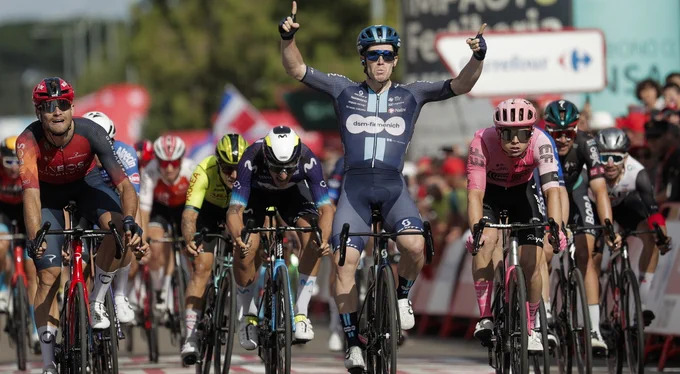 Alberto Dainese fica com a vitória na 19ª etapa da Vuelta a Espana Foto: PAP/EPA/Manuel Bruque