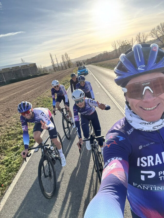 Chris Froome treina em Girona com ciclistas da Israel PremierTech e Cian Uijtdebroeks