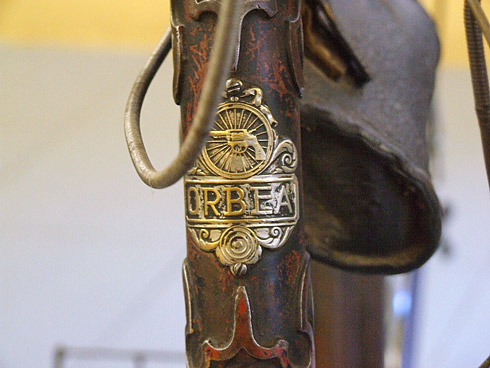 Quadro de bicicleta Orbra com emblema de arma.