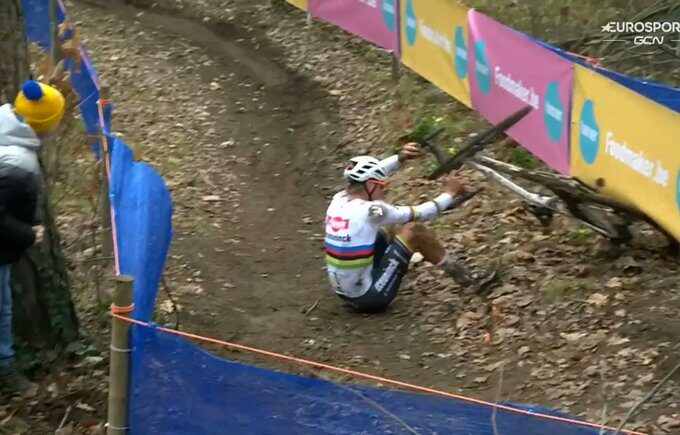 Van der Poel cai durante prova de cyclocross | Captura GCN+