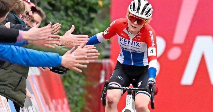 Puck Pieterse vence na Copa do Mundo de Cyclocross e quebra sequência de Fem van Empel