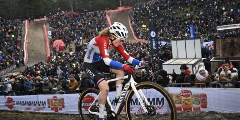 Cyclo-crosso: Puck Pieterse vence Copa do Mundo de Zonhoven