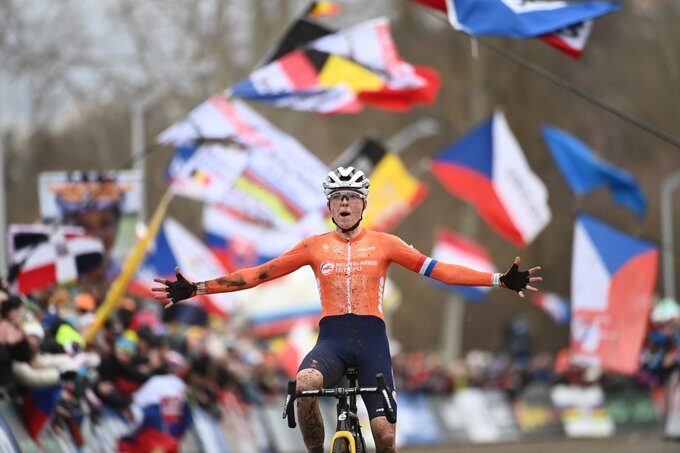 Cyclo-cross Fem van Empel é bicampeã mundial