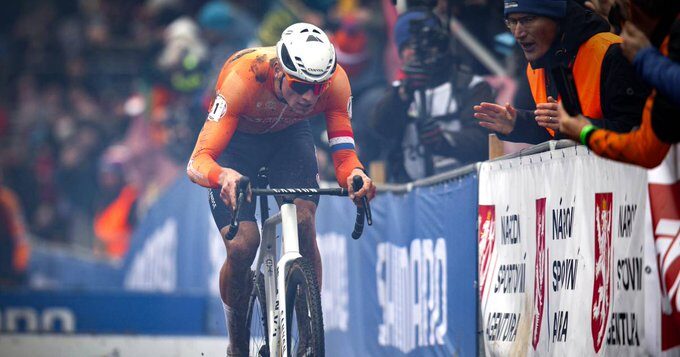 Marthieu van der Poel é campeão mundial pela sexta vez no cyclo-cross
