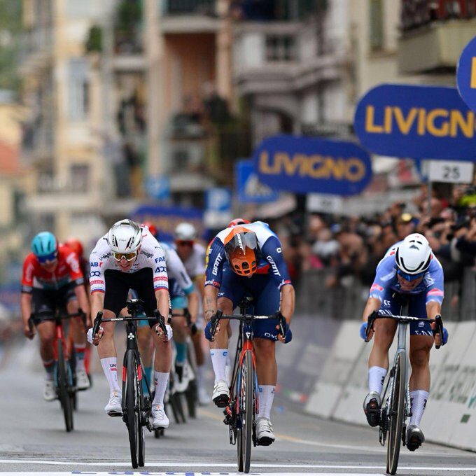 Jasper Philipsen vence Milano Sanremo a frente de Pogacar!