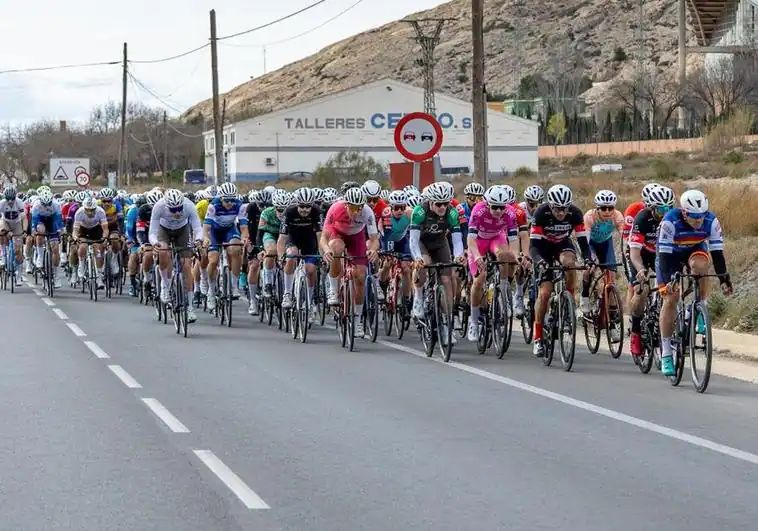 Controle antidoping chega e 130 ciclistas abandonam prova na Espanha.