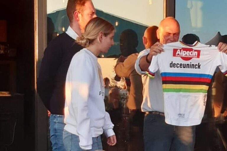 Paratleta atropelada durante a Ronde recebe apoio e leiloa camisa de Mathieu van der Poel