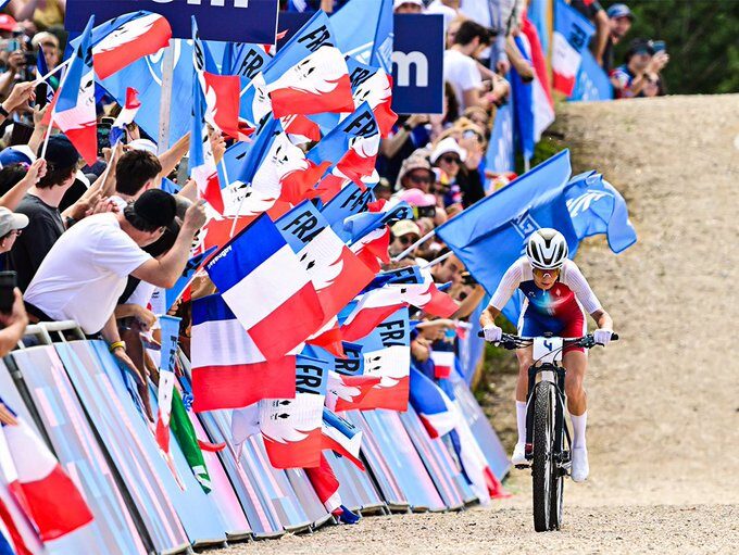 Paris 2024: Pauline Ferrand-Prevot é campeã olímpica de MTB