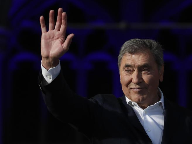 Eddy Merckx cai de bicicleta