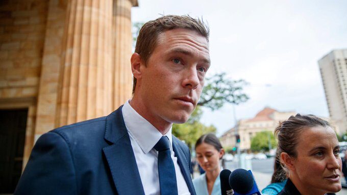 Rohan Dennis declara-se culpado de assumir risco de dano no acidente que resultou na morte de sua esposa.