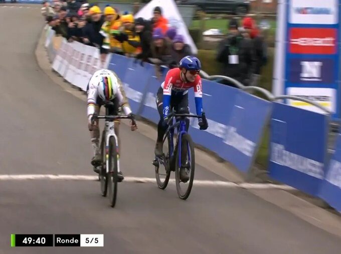 GP Sven Nys -Fem van Empel vence sprint contra Lucinda Brand