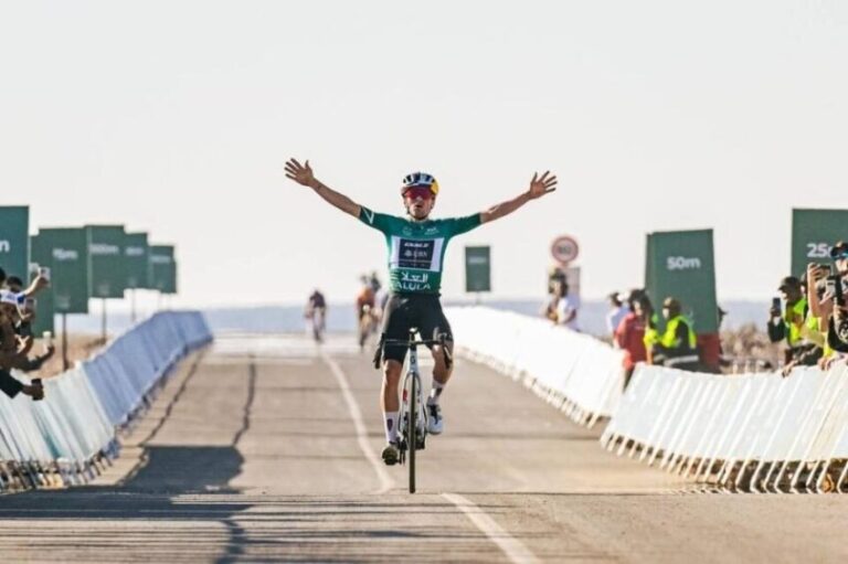 Tom Pidcock é campeão do AlUla Tour na Arábia Saudita