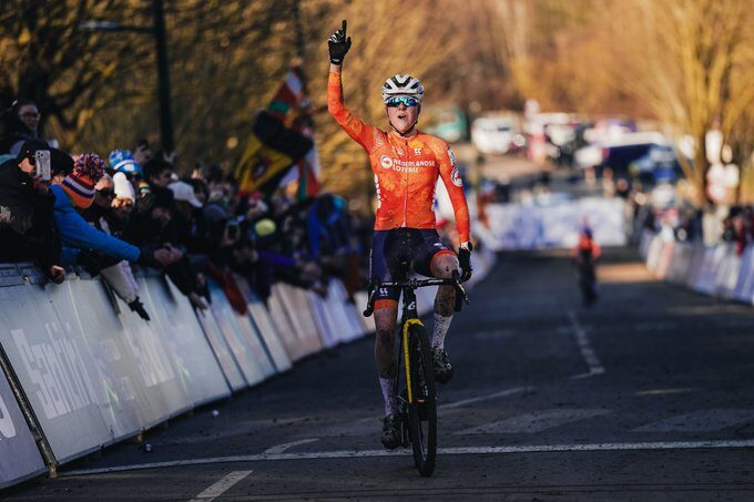 Fem van Empel é tricampeã mundial de cyclocross!