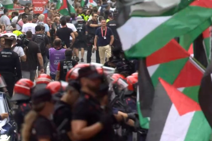Protestos tiram chegada da etapa da La Vuelta em Bilbao, Vingegaard aumenta vantagem sobre Almeida
