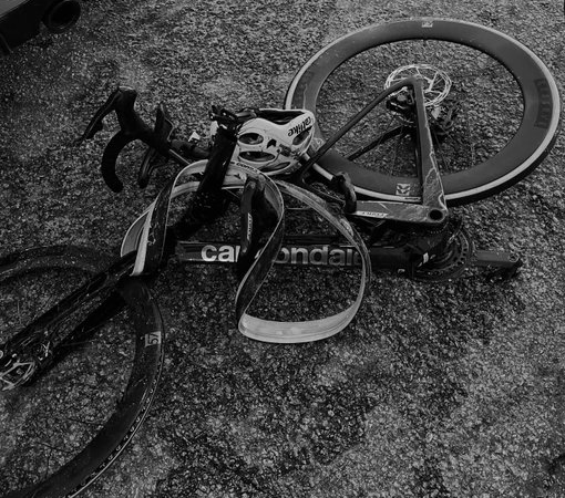 Carro invade trajeto e atropela ciclistas em prova junior em Portugal, brasileiro é atingido e passa bem